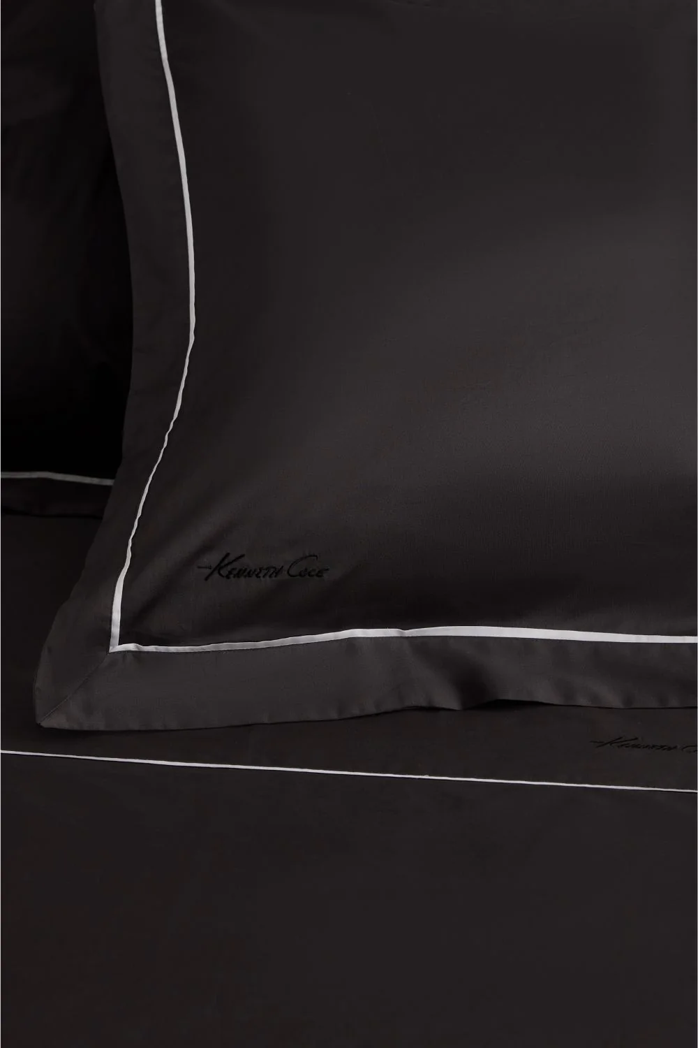 Black Signature Embroidered Sateen fitted sheet - Image 4