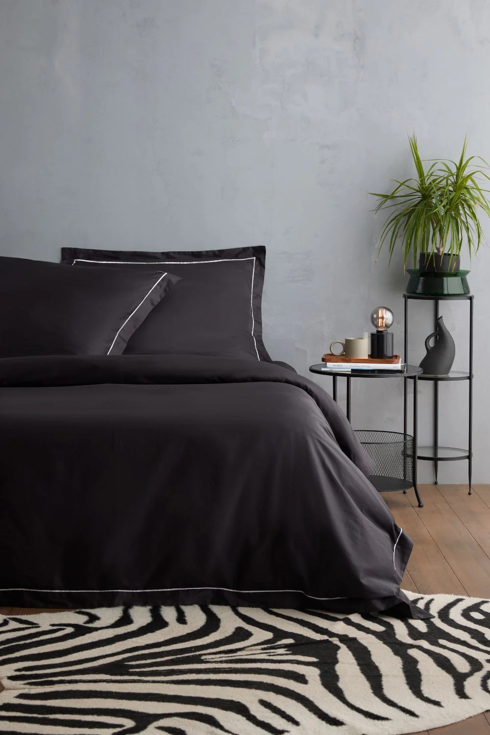 Black Signature Embroidered Sateen flat sheet - Image 3