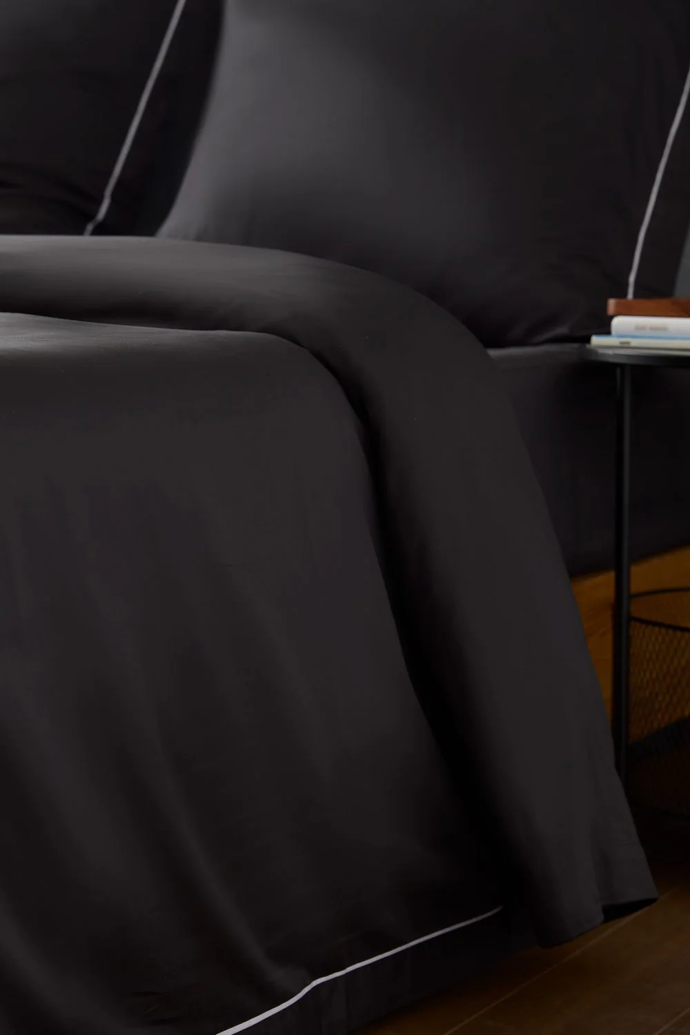 Black Signature Embroidered Sateen flat sheet - Image 4