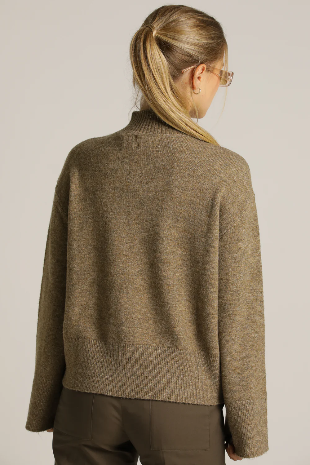 Thick Knitted Turtleneck - Image 10